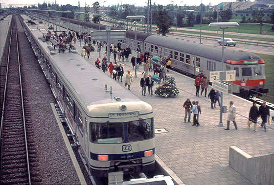 Bild: 420 586 steht an Gleis 2a bereit zum Aufbruch als S5 nach Herrsching. München Olympiabahnhof, 11. September 1972. © Paul Müller [hier klicken zur Vergrößerung]